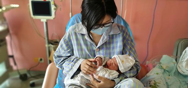 在隔离产房诞下宝宝 她给孩子取名“安宸”寓意“宸启东方”