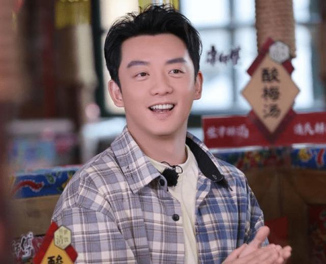 苗苗与郑恺出游，产后身材纤细皮肤白到发光，夫妻俩牵手搭肩好甜蜜