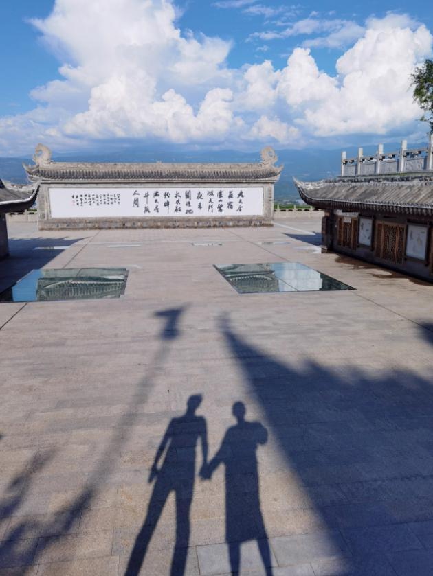 苗苗与郑恺出游，产后身材纤细皮肤白到发光，夫妻俩牵手搭肩好甜蜜