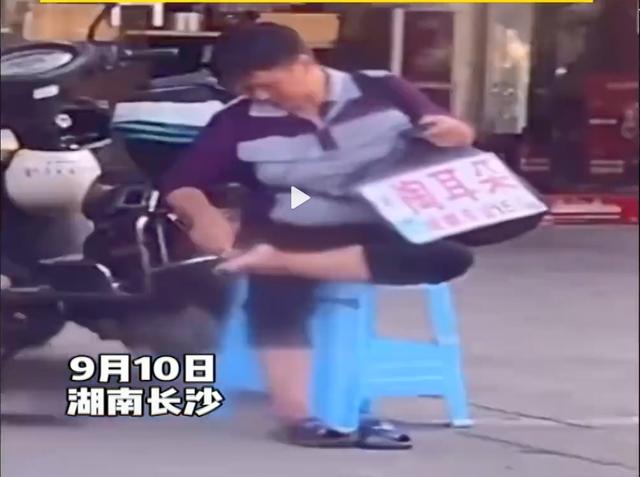 失实！网传长沙大妈用掏耳工具抠脚，拍摄者道歉，大妈：儿子都不理我了