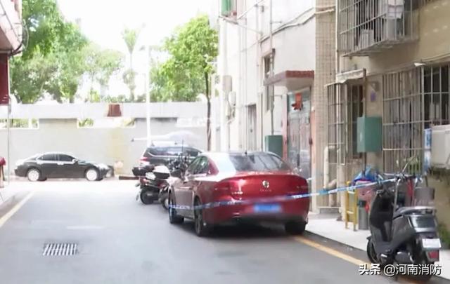 女童被锁车内身亡细节：喝光车内3瓶水，最先想起找人的是哥哥