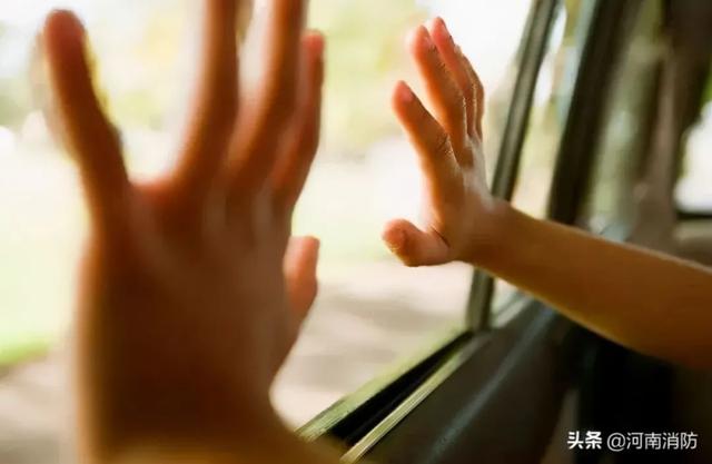 女童被锁车内身亡：喝光车内3瓶水，最先想起找人的是哥哥