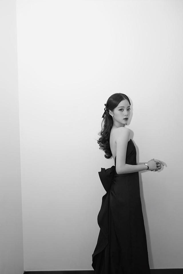 欧阳娜娜红裙惊艳高贵似天鹅 手持大提琴眼眸清亮女神气质满满
