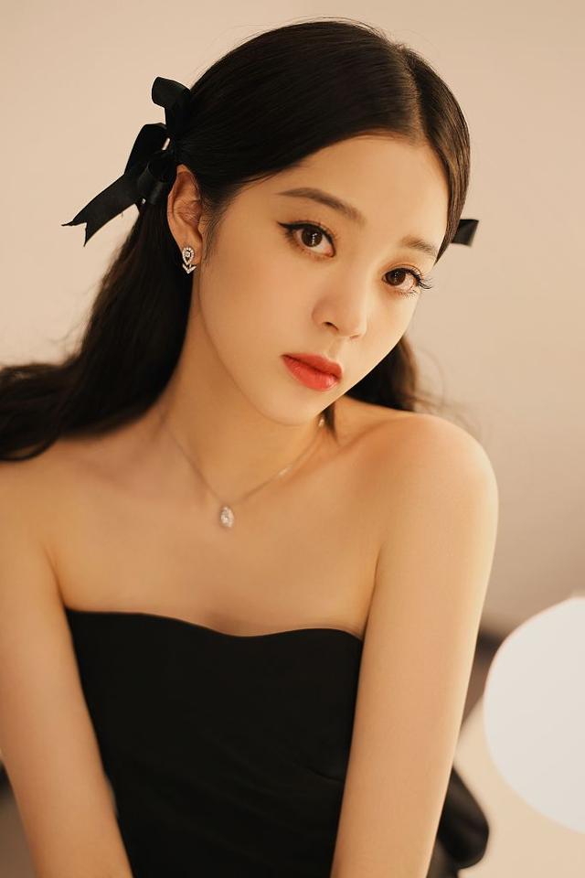 欧阳娜娜红裙惊艳高贵似天鹅 手持大提琴眼眸清亮女神气质满满