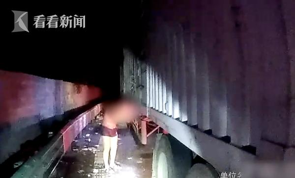 男子高速路停车洗澡 面对交警质问称"想提提神"