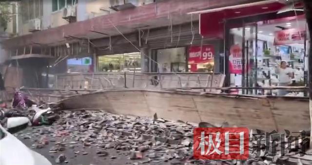 温州一街道多家商铺门头坍塌，店主：此前也发生过类似事故