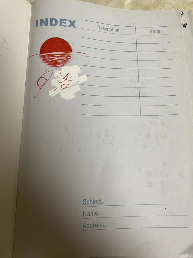 姑娘整理书架，发现弟弟小学时的秘密！网友：是个人才