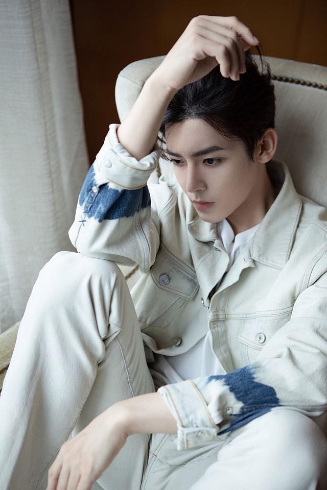 侯明昊图片最新(侯明昊图片最新帅气)