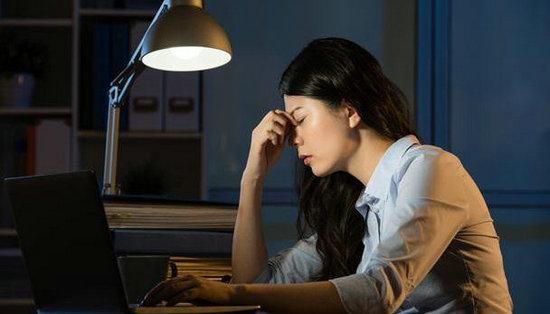 气温骤降，眼睛也怕冷！眼前有闪光、黑点、视物模糊 警惕是致盲性眼病