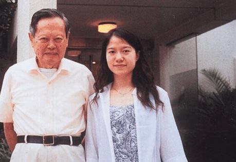 杨振宁100岁生日，45岁翁帆一袭红裙笑颜如花，18年婚姻证明爱情