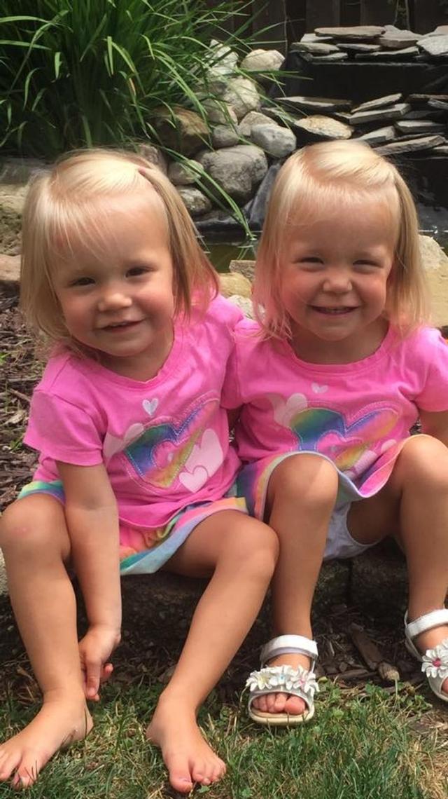 “手牵手”出生的双胞胎姐妹花，长大了仍然每天黏在一起分不开