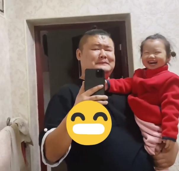 父亲发愁女儿长得太像自己，用视频记录，网友：妈妈已尽力