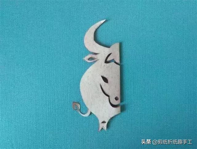 4,展开后就是一头壮壮的小牛,因为是对称剪纸,剪好后我们会发现这头牛
