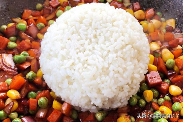 隔夜剩米飯千萬別倒，這樣炒實在香，飯粒金黃，口感彈牙，超好吃 美食頻道 第9张