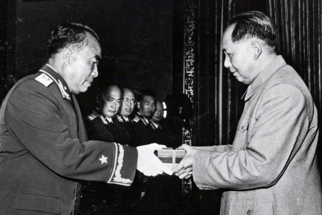 朱德位列十大元帅之首，授衔编号却是004，毛主席将001号给了谁？