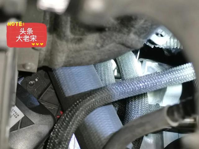发动机号在车哪个位置(汽车发动机号在哪位置)
