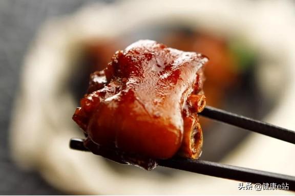 辣椒是子宫的发物？妇科医生：不止它，平日里这4种食物也要少吃