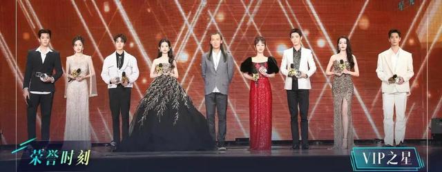 「媒体揭秘」2019星光大赏迪丽热巴颁奖(星光大赏迪丽热巴给周震南颁奖)