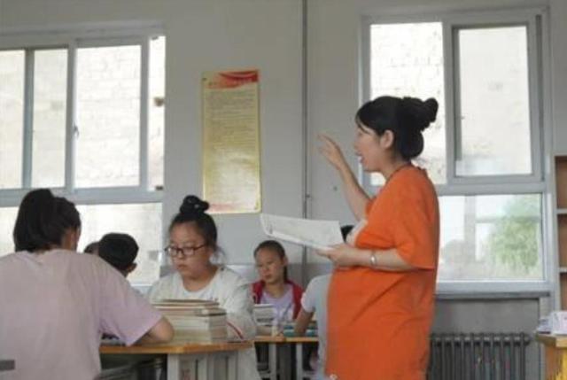 怀孕女老师坐着上课，被校长点名批评，家长：“坐”着说话不腰疼