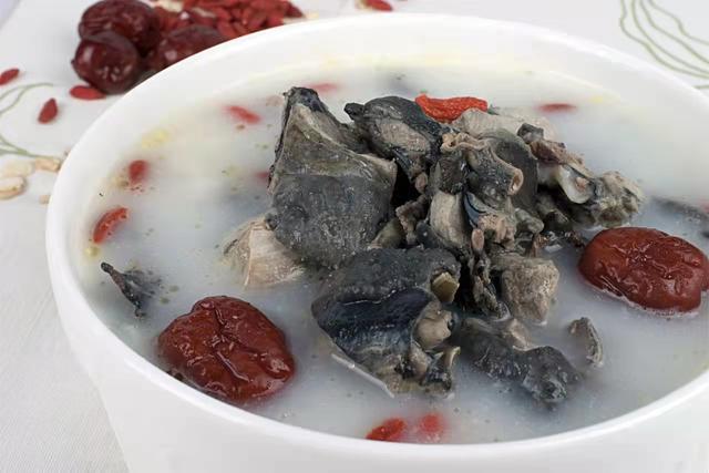 女人冬天手脚冰凉怎么办？按三穴，喝四汤，一个泡脚方，全身暖和