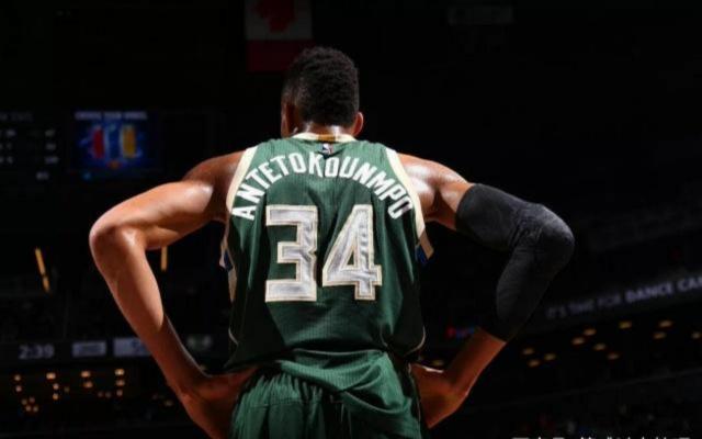 nba哪些球星有戴護踝（NBA小細節蘊含大智慧：扶隊友起來學問多，擊掌也包含科學道理）
