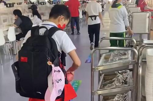 全红婵有多可爱？忘拿参赛证太迷糊，品尝西北美食，不忘装苹果