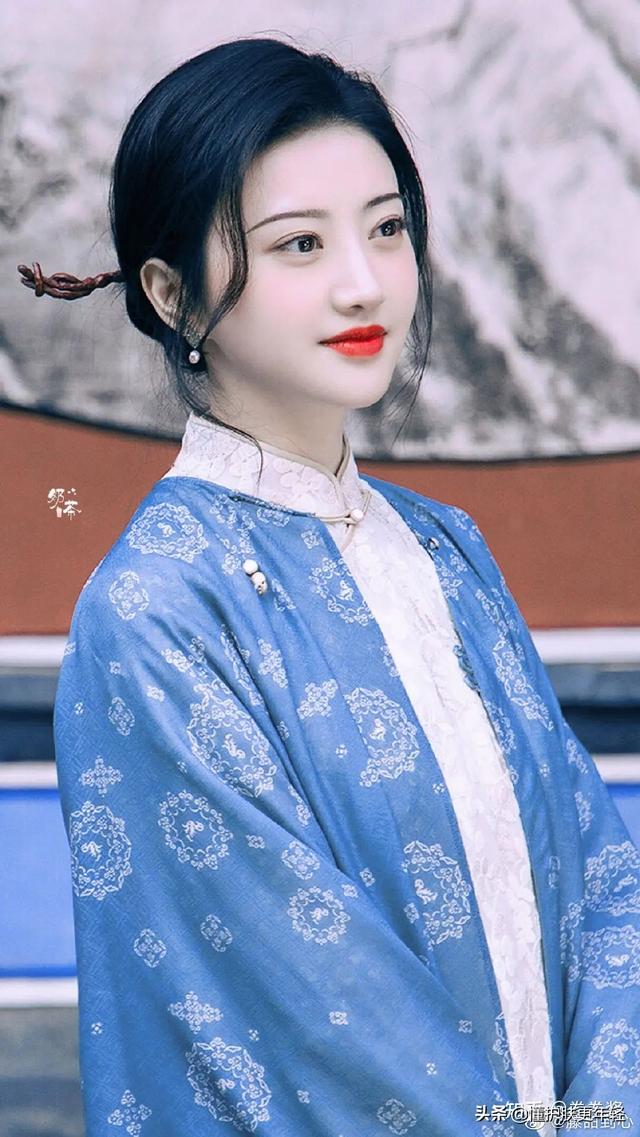 比如黑色,紫色,深蓝色等等就很出彩,很适合司藤女王气质高颜值,身材好