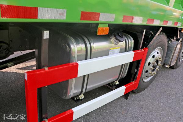 拉砂石料自卸车