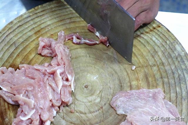 肉絲如何炒又滑又嫩？飯店大廚分享技巧，肉絲不干不柴如此簡單 健身 第3张