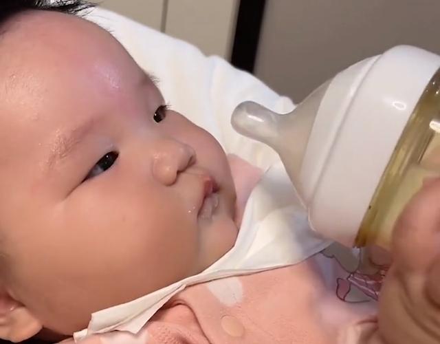 湖北5个月宝宝“被迫”喂奶，情急之下突然开口说话：我不喝