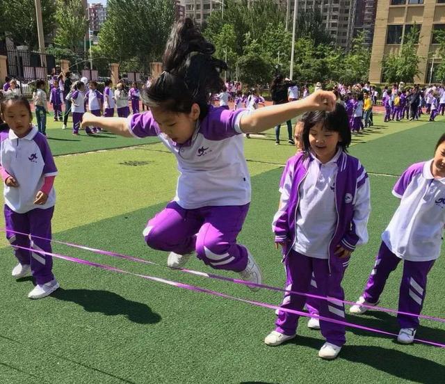 学生沉迷游戏，家长要尝试了解他的想法，用游戏里的方法教育孩子