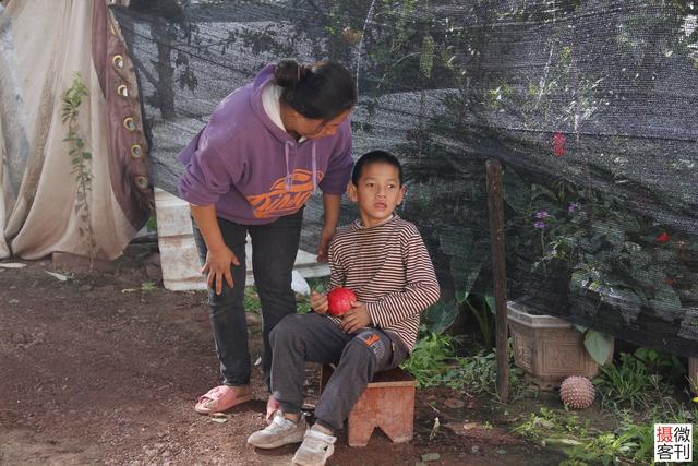 女子为当妈借钱做试管，流产后再度怀孕儿子却患上脑瘫，苦撑6年