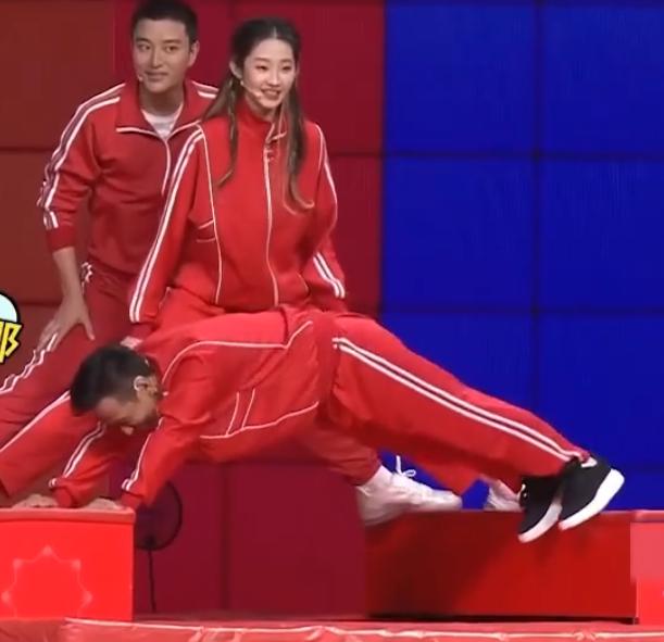 关晓彤形体课压腿视频——时代少年团给关晓彤压腿-天晟网