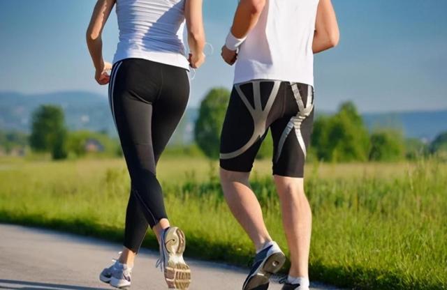 高血脂不能喝牛奶？医生提醒：想降血脂的人，这3种早餐最好远离