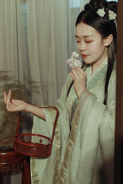 雙丘雪白壓紅頂，獨谷林黑遮粉底