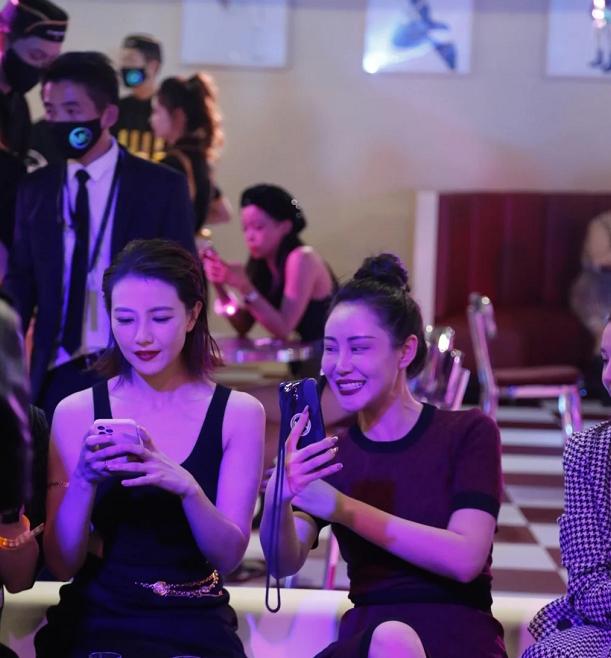 41岁高圆圆出席晚会被拍，生图惊艳气质超群，和旁边好友喝酒热聊