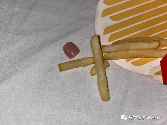 越来越离谱！墨尔本这家麦当劳薯条内吃到指甲，还是粉色的