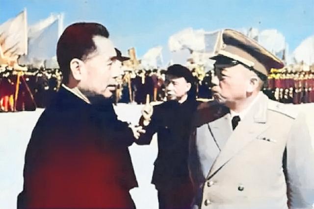 「罕见」周恩来和十大元帅的同框照，张张珍贵，尽显功勋风采
