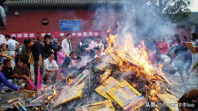 五台山香火最旺的五爷庙，烧香磕头都要排队，游客惊呼：五爷是谁