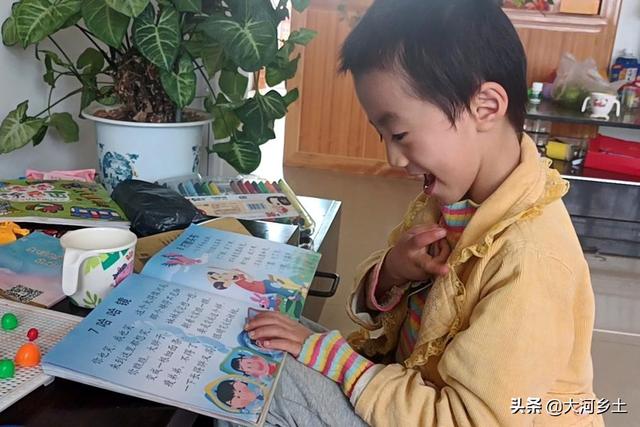 女子买菜摔倒致早产，孩子出生时仅有1.35斤，为保命经数次手术