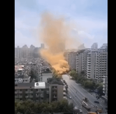 杭州市区一路段路面塌陷 燃气泄漏