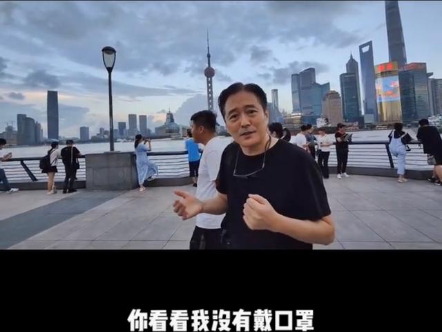 56岁男神琼瑶默默无闻的出现在上海，身材大变，歌颂祖国的伟大，带来回忆。
(图5)