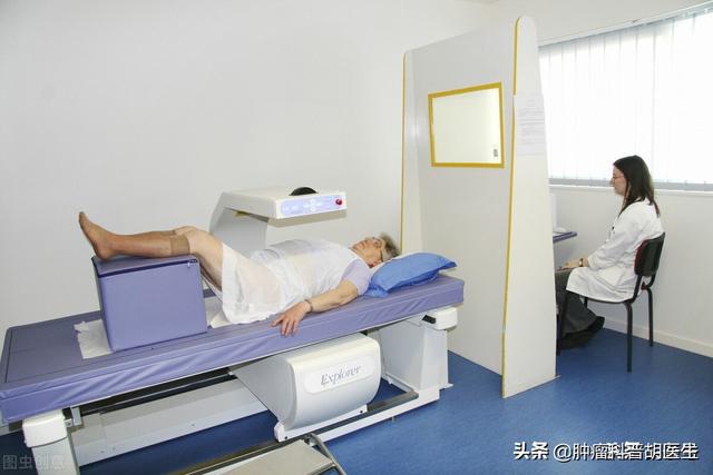 27歲女孩一摔就骨折，老年人常見的骨質疏松癥為何發生在她身上？