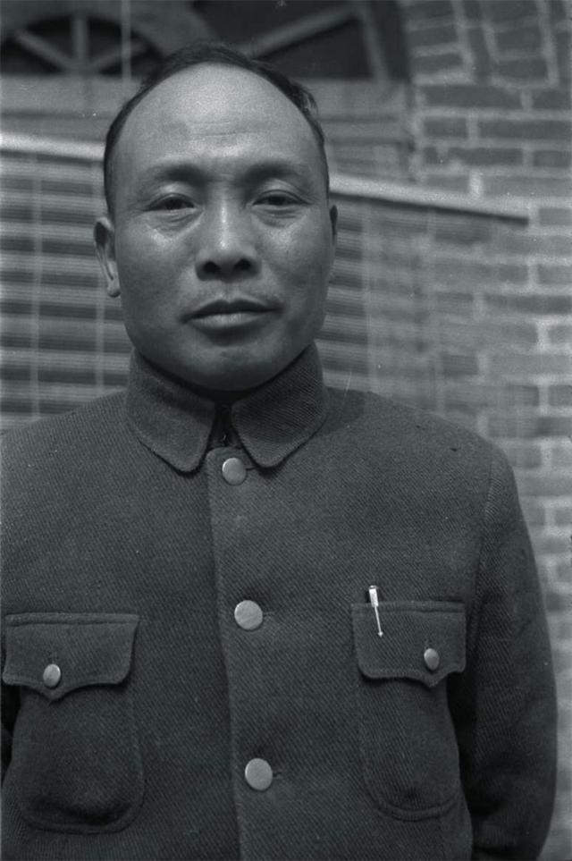 张灵甫身亡，蒋介石将汤恩伯打得满头血，并在他死后说：死了也好