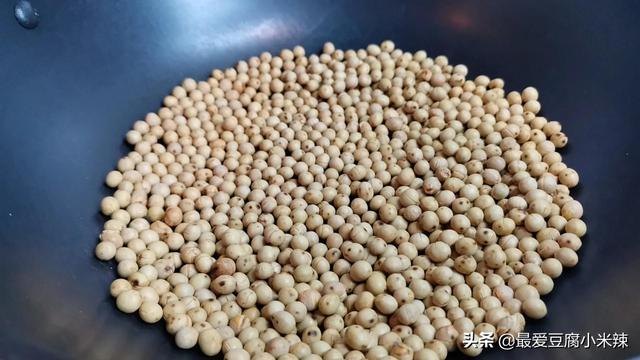 豆子用破碎机打成粉