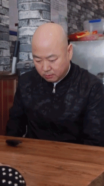 结婚,男主回家与郭冬临老师扮演的父亲一脸愁容的讨论问题解决方法