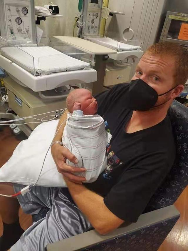 36岁妈妈历经19次流产，生下了12.8斤婴儿，医生：28年来从未见过