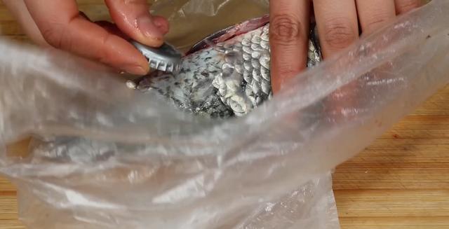 鲫鱼鱼鳞干了刮不掉
