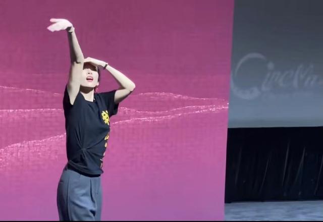 放弃撒贝宁又如何，嫁皮裤汪抚养继女，章子怡照样活成人生赢家