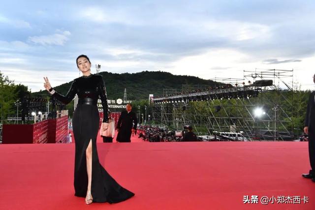 北影红毯巩俐完胜，众女星纷纷翻车，我觉得怪它